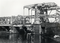 170314 Gezicht op de spoorbruggen over de Singelgracht te Amsterdam.